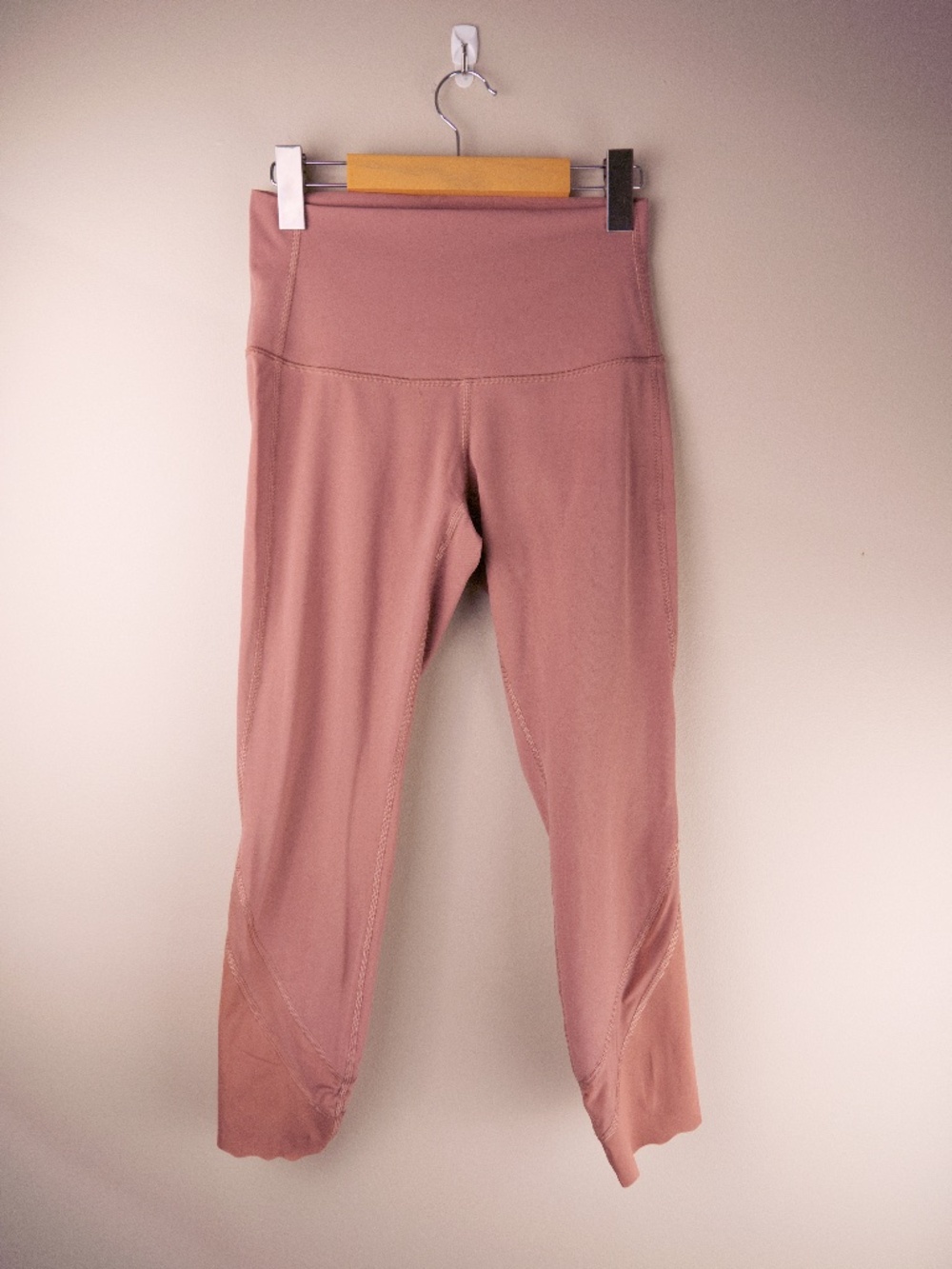 Leggings with mesh panels & scalloped hem